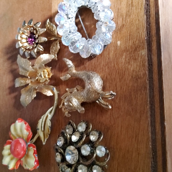 Vintage Brooch Set with Gold and Crystal Accents - Picture 4 of 8